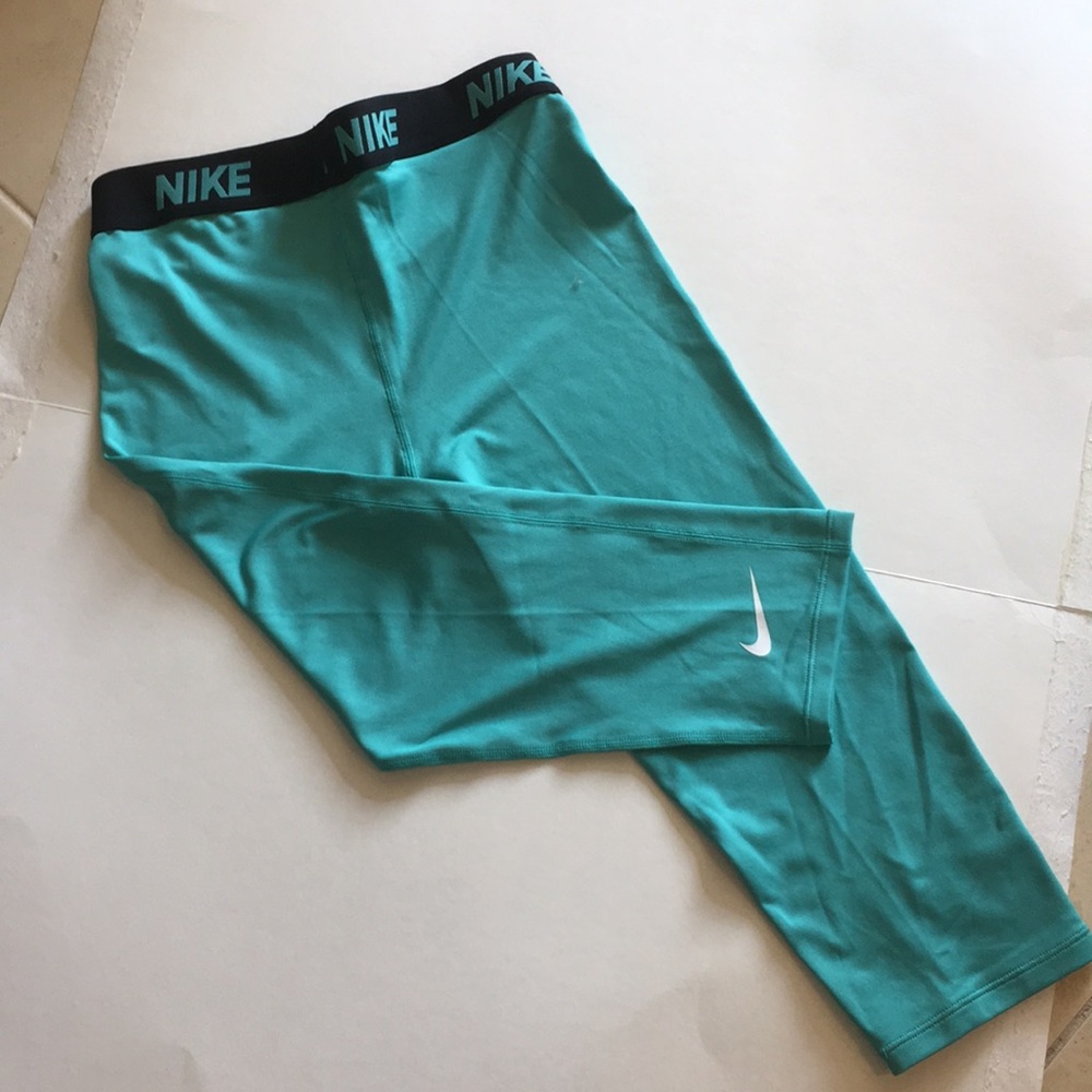 ♦️NWT Nike Dry Capri Leggings , Girls XL